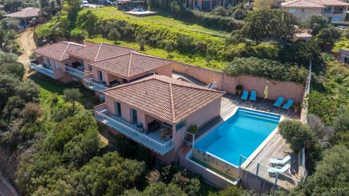 une vue aérienne d'une maison avec piscine dans l'établissement monte barbatu, à Propriano