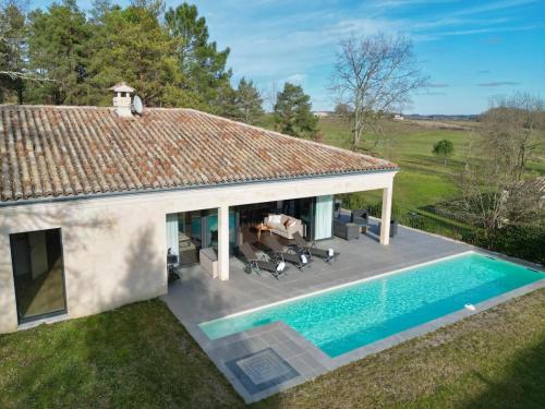 une vue aérienne d'une maison avec piscine dans l'établissement Villa Greensome sur le Golf de Saint-Émilion, à Gardegan-et-Tourtirac