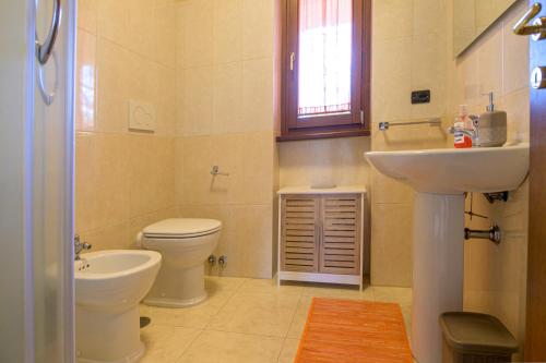 a bathroom with a toilet and a sink at all'ombra dei castagni in Carbognano