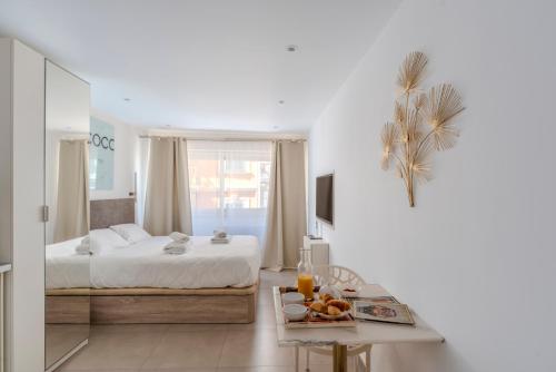 - une chambre avec un lit et une table avec un plateau/bouilloire dans l'établissement Modern studio near the CROISETTE, à Cannes