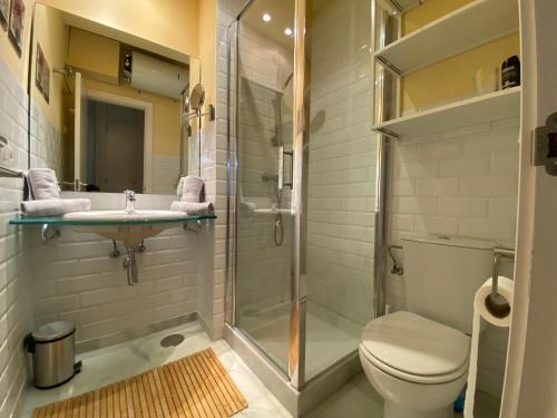 ein Badezimmer mit Dusche, Toilette und Waschbecken in der Unterkunft Casa Lotte, centro histórico,AC, garaje, wifi in Sanlúcar de Barrameda