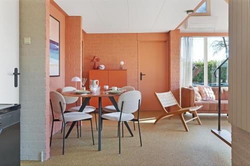 a dining room with a table and chairs at Linde 5 - Klepperstee Ouddorp met jacuzzi - NOT FOR COMPANIES in Ouddorp