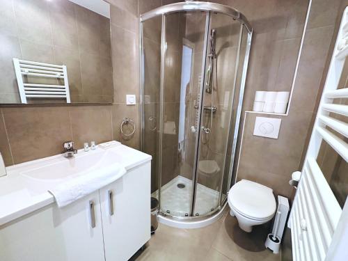 une salle de bain avec une douche, un lavabo et des toilettes dans l'établissement Modern studio near the CROISETTE, à Cannes
