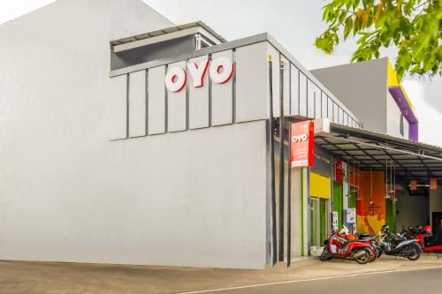 a coo sign on the side of a store at Hotel O Syariah Tasikmalaya Near Universitas Siliwangi Formerly Siliwangi Guest House in Tasikmalaya