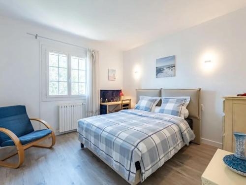 a bedroom with a bed and a chair at Maison des Artistes - Centre Ville in Narbonne