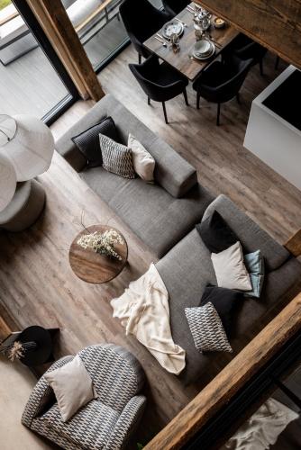 an overhead view of a living room with a couch and a table at Apartament Kocia Wyspa in Węgorzewo