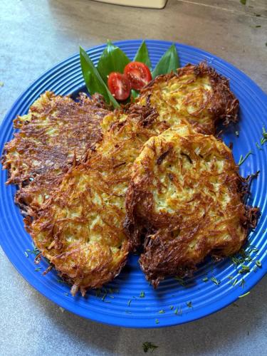 two pieces of food on a blue plate with tomatoes at Rancho w Dolinie in Skomielna Biała
