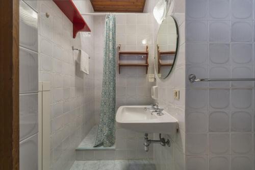 un baño con lavabo y espejo en Wonderful Mountains View, en Ponte di Legno