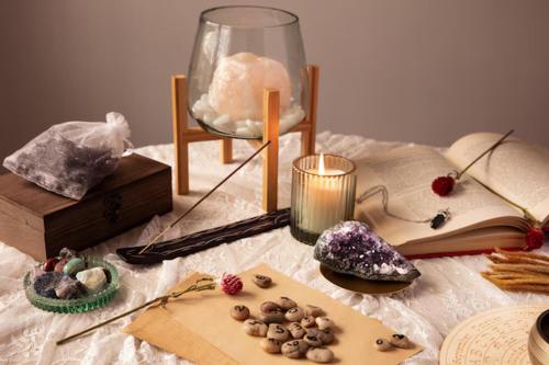 波罗瓜尼Strong Spells To Fix Relationship Problem的一张桌子,上面有书,还有一盏灯和蜡烛