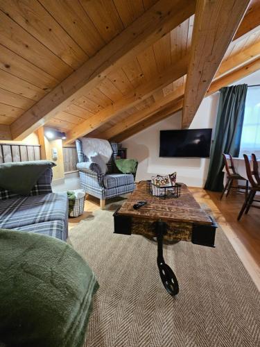 a living room with a table and a couch at Ferienapartment KAISERBLICK in Rettenschöss in Rettenschöss