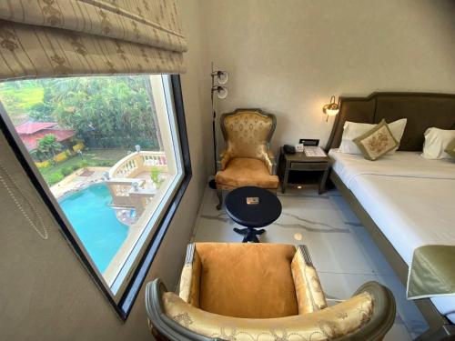 Bazén v ubytování Sukhmantra Resort & Spa - Candolim Goa nebo v jeho okolí