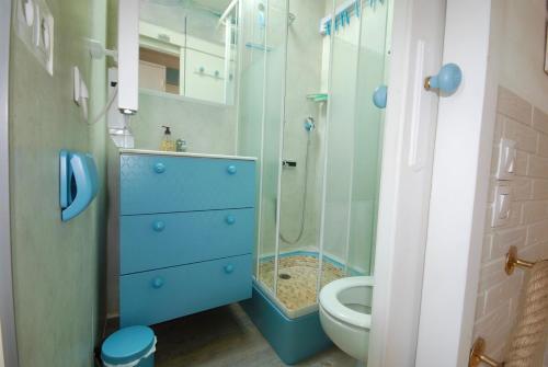 une salle de bain avec toilettes et douche en verre dans l'établissement 130 Les gouverneurs 19, à Saint-Martin-de-Ré