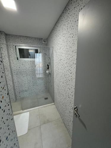 Bilik mandi di Hotel Senator