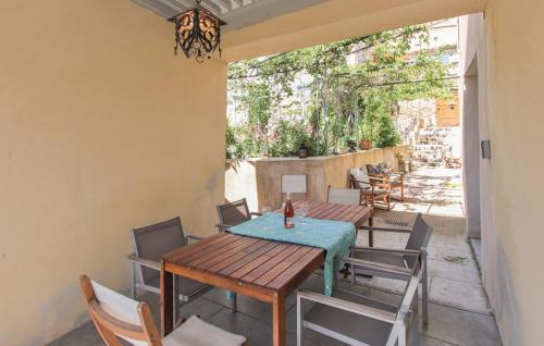 une salle à manger avec une table et des chaises sur un patio dans l'établissement Le Jardin suspendu, à Grignan