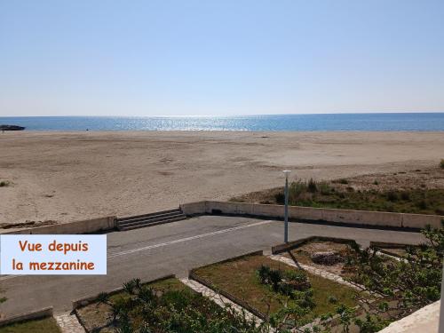 Photo de la galerie de l'établissement Duplex 6 personnes Pleine vue mer 10 m de la plage Wifi - CYRIDA, à Saint Pierre La Mer