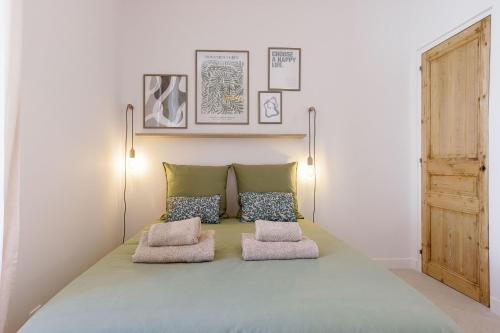 une chambre avec un lit avec deux oreillers dans l'établissement 8 Rue Du Marché Forville by Halldis, à Cannes