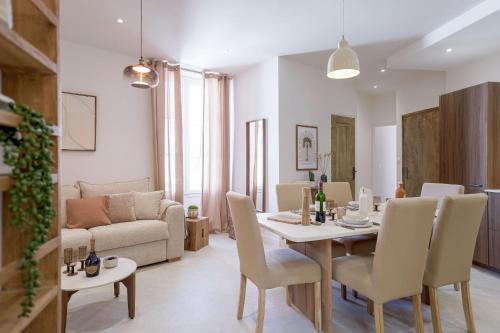 une salle à manger et un salon avec une table et des chaises dans l'établissement 8 Rue Du Marché Forville by Halldis, à Cannes
