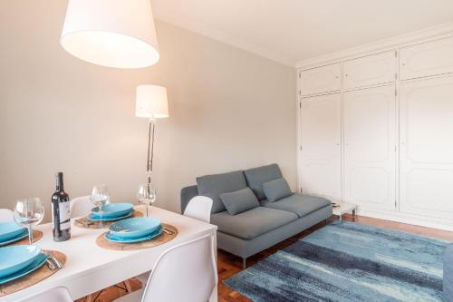 a living room with a table and a couch at Casa em Cascais in Cascais