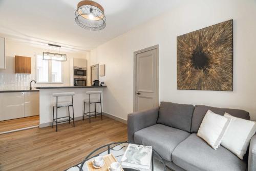 un salon avec un canapé et une cuisine dans l'établissement Apartment near Porte de Versailles, à Paris