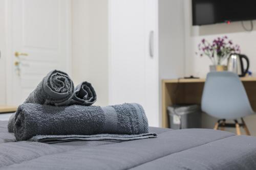 a pile of towels sitting on top of a bed at B&B Italia in Ercolano