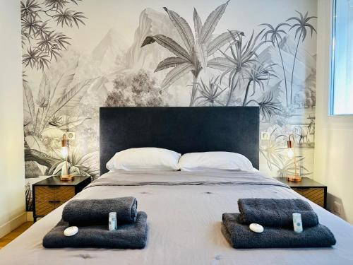 une chambre avec un lit avec deux oreillers dessus dans l'établissement Luxurious apartments next to the CROISETTE and PALAIS DES FESTIVALS, à Cannes