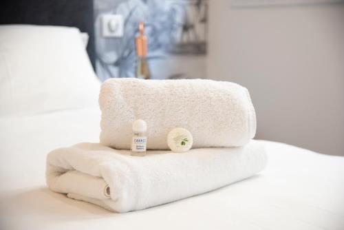 une pile de serviettes avec un biberon dessus dans l'établissement Luxurious apartments next to the CROISETTE and PALAIS DES FESTIVALS, à Cannes
