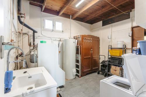 une cuisine avec un évier et des réfrigérateurs dans une pièce dans l'établissement Charmante maison pres plage et port, à Saint-Trojan-les-Bains