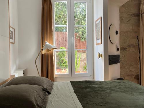 une chambre avec un lit et une grande fenêtre dans l'établissement Studio de charme centre ville, proche plage & gare, à Saint-Raphaël