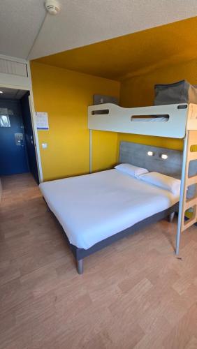 Ένα ή περισσότερα κρεβάτια σε δωμάτιο στο ibis budget Goussainville Charles de Gaulle