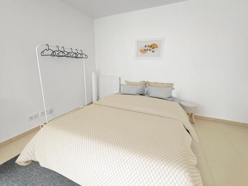- une chambre blanche avec un lit dans l'établissement Studio moderne avec terrasse privée et parking, à Poissy