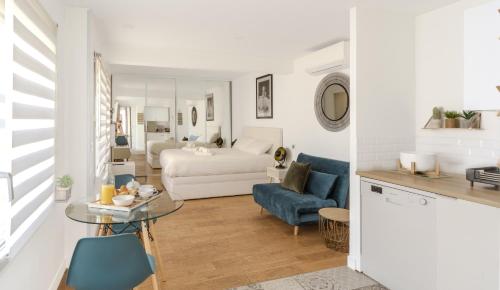 - un salon blanc avec un lit et une table dans l'établissement Luxurious apartments next to the CROISETTE and PALAIS DES FESTIVALS, à Cannes