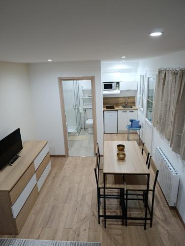 une cuisine et une salle à manger avec une table et des chaises dans l'établissement Studio duplex au coeur de Dijon, à Dijon