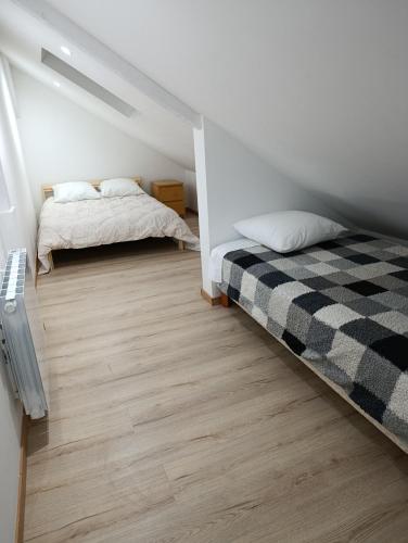 une chambre avec deux lits et un parquet dans l'établissement Studio duplex au coeur de Dijon, à Dijon