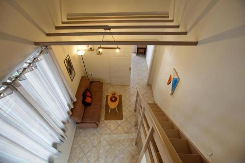 een bovenaanzicht van een trap in een huis bij Sophia's Summer Residence in Tolo