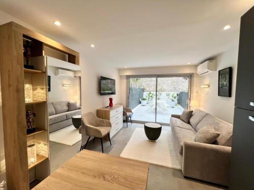 un salon avec un canapé et une table dans l'établissement Renovated studio near beach, à Cannes