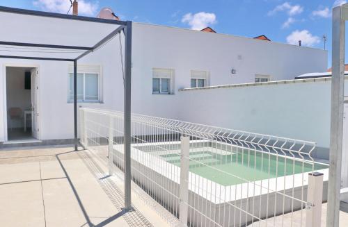 a tennis court on the roof of a building at Chalet Ruperto II in Conil de la Frontera