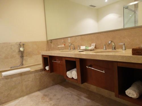 a bathroom with a sink and a large mirror at Santuario Diegueño in Tecate