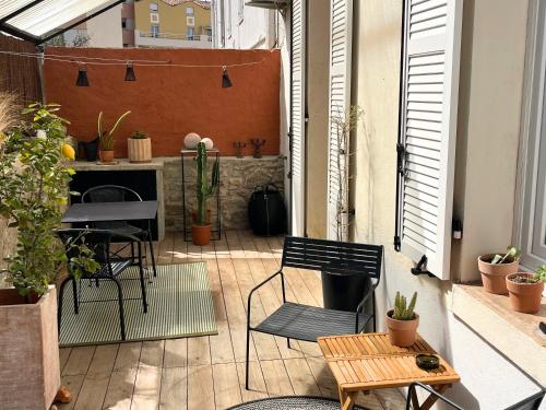 Il dispose d'une terrasse avec une table et des chaises. dans l'établissement Studio de charme centre ville, proche plage & gare, à Saint-Raphaël