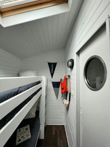 - une petite chambre avec des lits superposés et un miroir dans l'établissement Stilted Cabin By Lake Lacanau, à Lacanau