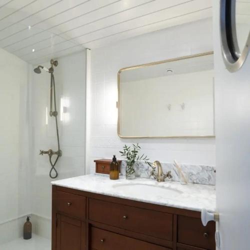 une salle de bain avec un lavabo et un miroir dans l'établissement Stilted Cabin By Lake Lacanau, à Lacanau