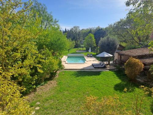 - une vue aérienne sur une cour avec une piscine dans l'établissement Villa Aix-en-Provence, à Aix-en-Provence