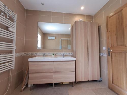 une salle de bain avec un lavabo et un grand miroir dans l'établissement Villa Aix-en-Provence, à Aix-en-Provence