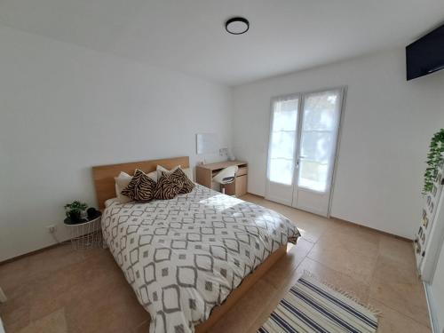 une chambre blanche avec un lit et une fenêtre dans l'établissement Villa Aix-en-Provence, à Aix-en-Provence