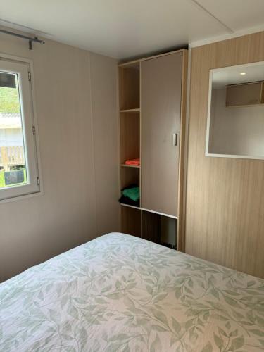 une chambre avec un lit et une fenêtre dans l'établissement Mobile home les sablines, à Vendres-Plage
