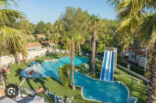 une vue aérienne d'un parc aquatique avec un toboggan dans l'établissement Mobile home les sablines, à Vendres-Plage