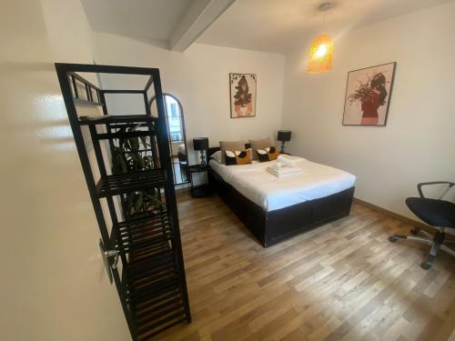 une chambre avec un lit et un escalier en colimaçon dans l'établissement Jolie 2 pieces metro voltaire - Paris 11 - 2P, à Paris