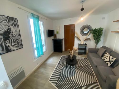 un salon avec un canapé et une table dans l'établissement Jolie 2 pieces metro voltaire - Paris 11 - 2P, à Paris