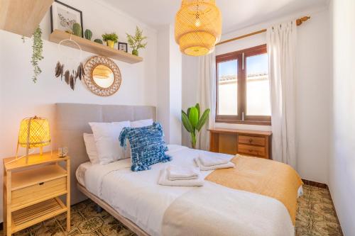 - une chambre avec un lit, une table de chevet et une fenêtre dans l'établissement Porto Cristo 6 persons, à Manacor