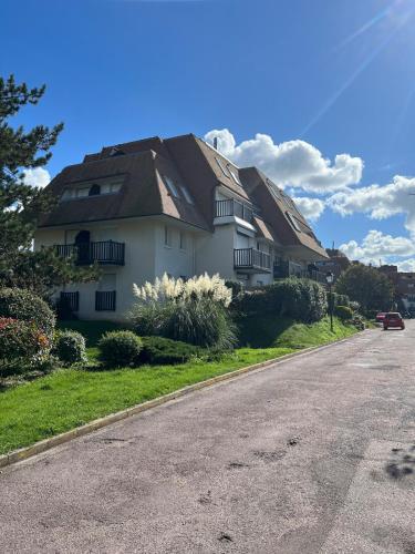 une maison au bord d'une route dans l'établissement Appartement Cabourg, à Cabourg
