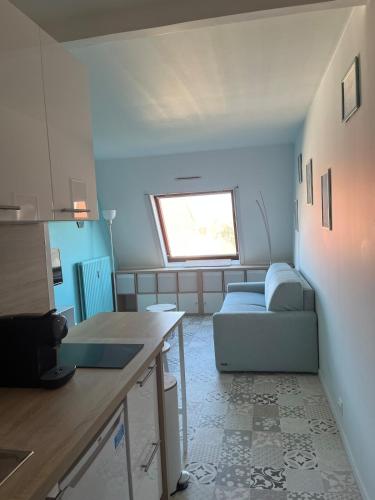 un salon avec un canapé et une table dans l'établissement Appartement Cabourg, à Cabourg